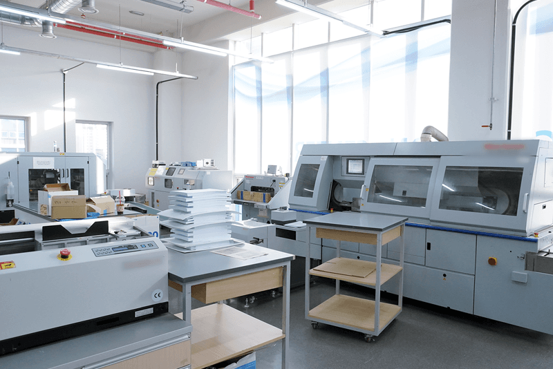 3_it보안_10_보안 인쇄센터 내 제본 및 후가공 장비가 정돈된 모습, 고품질 인쇄물을 안전하게 생산하는 시스템 환경