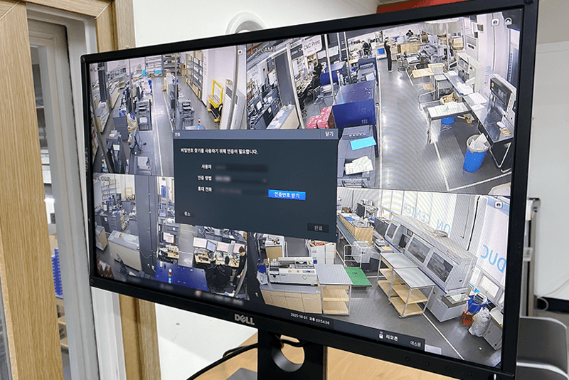 3_it보안_7_CCTV 모니터에 표시된 보안 제작 현장 영상, 전 구역 실시간 감시로 기밀 제작물의 안전성을 확보하는 시스템
