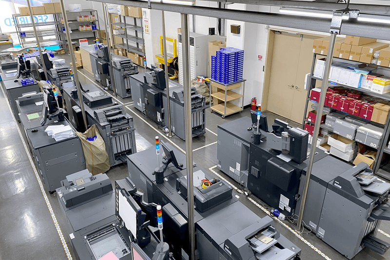 3_it보안_8_다수의 보안 인쇄 장비가 배치된 킨코스 보안제작센터 내부, 철저한 관리하에 대량 인쇄를 수행하는 환경