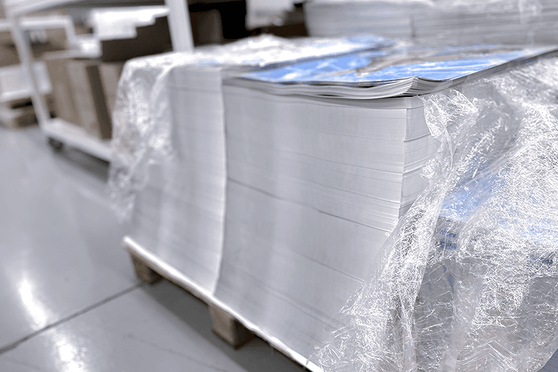 5_센터네트워크_10_출고를 기다리는 완성 인쇄물 더미, 투명 보호 필름으로 포장된 상태의 인쇄물 적재 모습