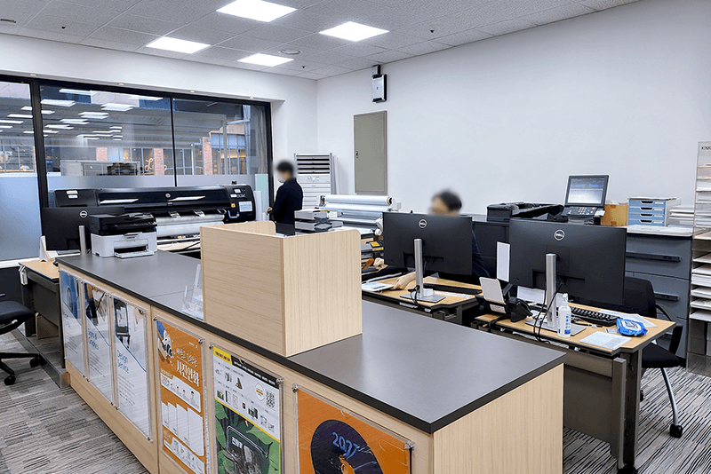 5_센터네트워크_13_킨코스 매장 내부 전경, 직원들이 센터 방문 고객의 주문을 확인하고 신속하게 처리하는 모습