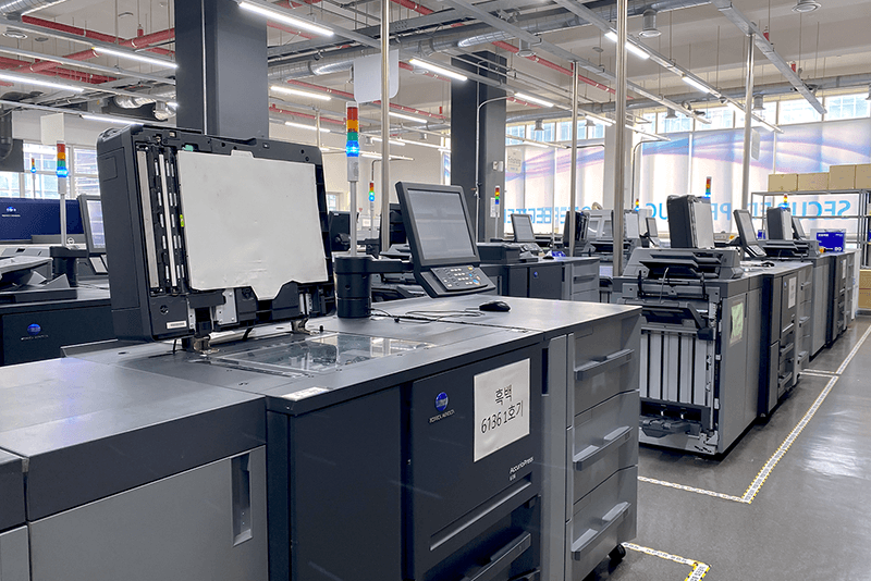 5_센터네트워크_5_킨코스 보안 제작 지원 센터 내부의 대형 디지털 인쇄 장비와 작업 공간 전경