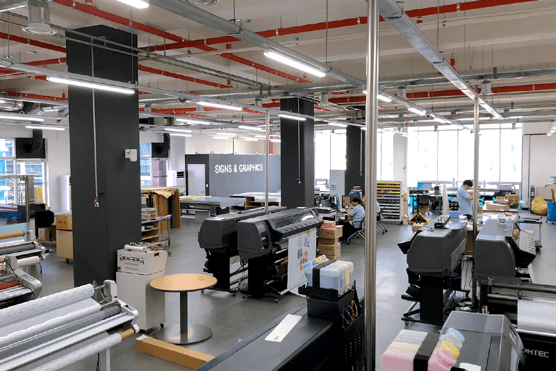 5_센터네트워크_9_킨코스 생산 센터 내부 전경, 24시간 주말에도 긴급 제작 요청건에 대응 가능한 생산 라인 환경
