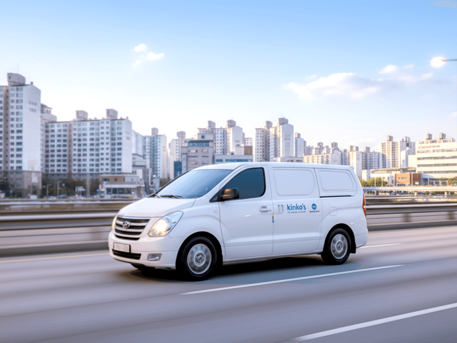 2_포장배송_19_도심 거점 물류망을 활용해 고객이 수령을 희망하는 곳으로 빠르게 배송 중인 킨코스 물류 배송 차량의 모습