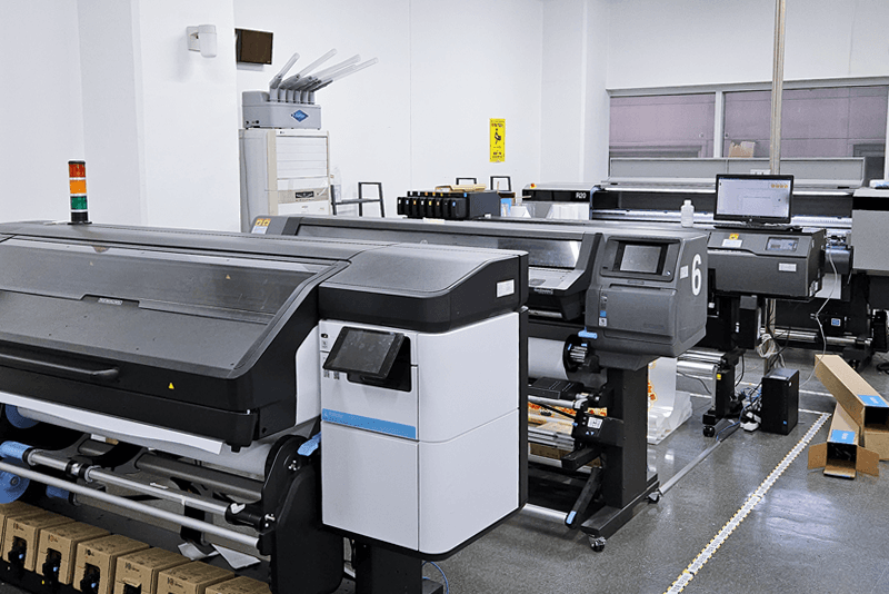 다양한 대형 실사 출력 장비가 설치된 킨코스 인쇄실, HP 장비를 통한 실사물 및 특수 소재 인쇄 작업 환경