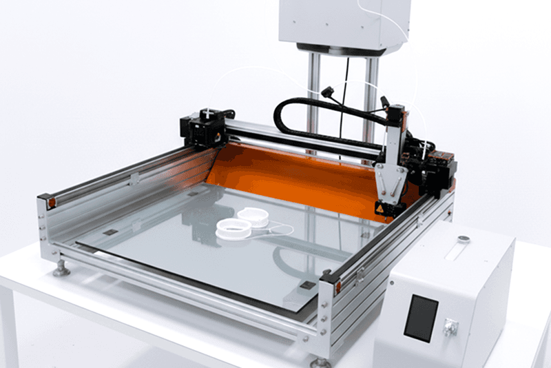1_생산제작_9_킨코스에서 시제품 및 맞춤 제작에 활용되는 3D 프린터 장비, 정밀한 출력 테스트를 수행 중인 모습
