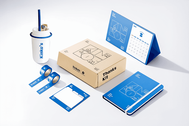 4_인력지원_8_킨코스 로고가 새겨진 다이어리와 캘린더 세트, 기업용 오피스 디자인 키트 구성 이미지