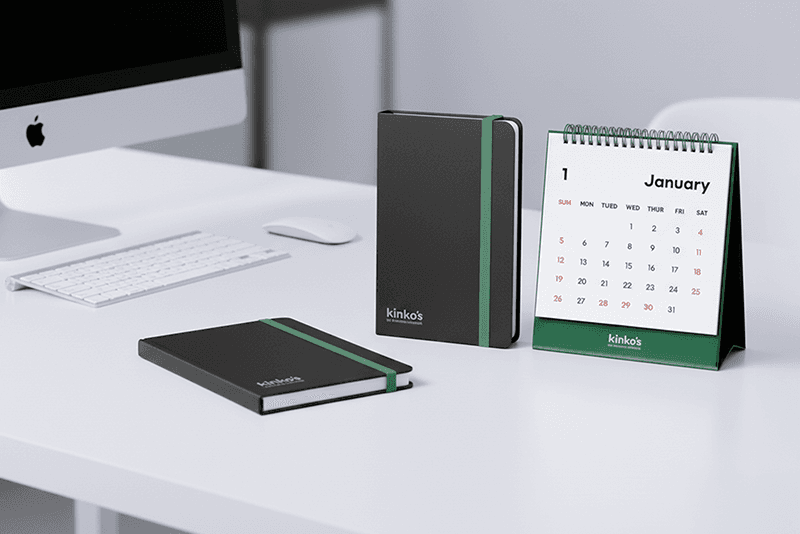 4_인력지원_8_킨코스 로고가 새겨진 다이어리와 캘린더 세트, 기업용 오피스 디자인 키트 구성 이미지